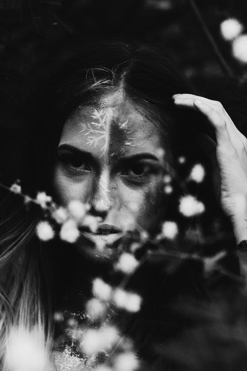 脸上涂有人体彩绘的无情感女模特 · 免费素材图片