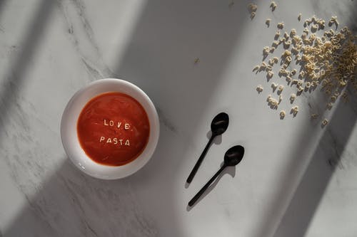 白色和红色圆形陶瓷碗 · 免费素材图片