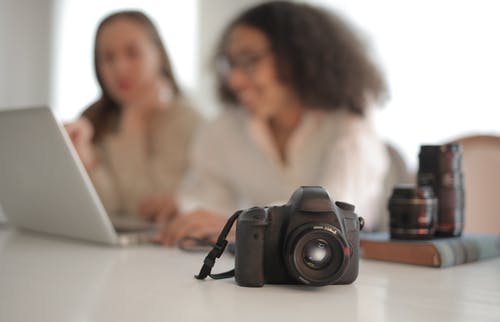 在明亮的房间里桌上的专业摄影相机 · 免费素材图片
