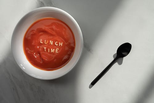 白色陶瓷碗红汤 · 免费素材图片