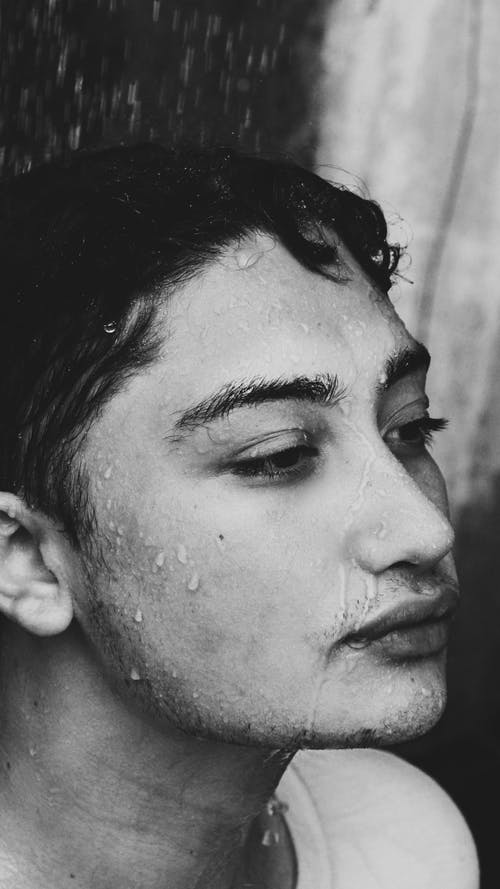作物民族男子用水落在大街上的脸上 · 免费素材图片