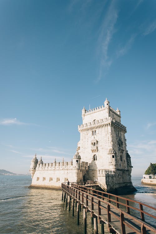 水体附近的白色混凝土建筑 · 免费素材图片