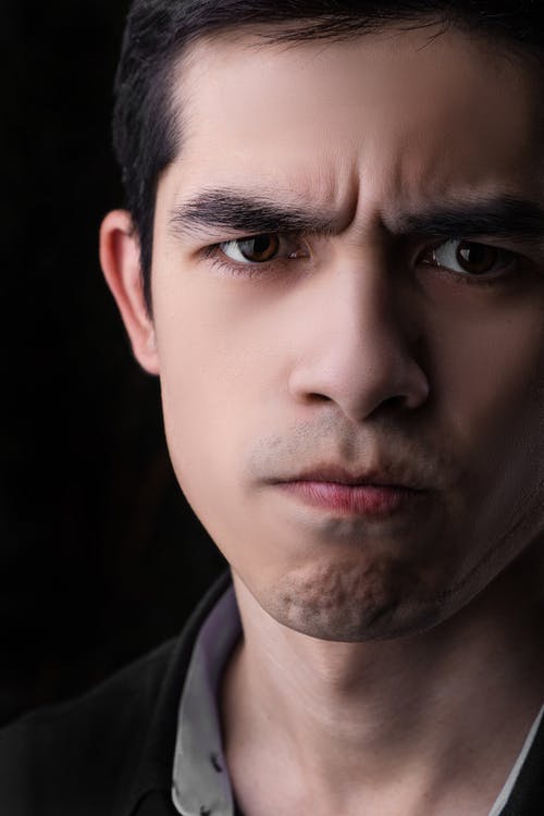 黑色圆领衬衫的男人 · 免费素材图片