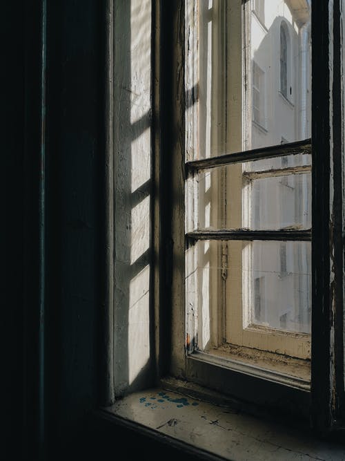 老破旧的木制窗框在黑暗的房间里 · 免费素材图片