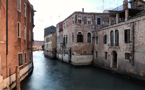 水道与威尼斯的老建筑 · 免费素材图片