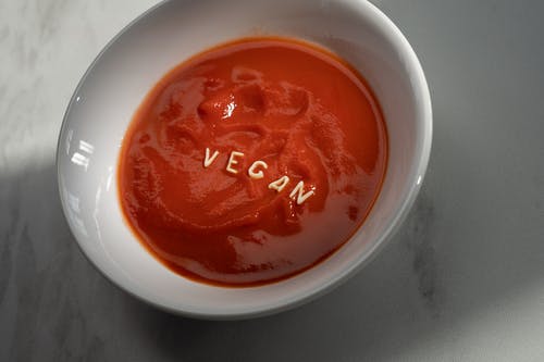 白色陶瓷碗红酱 · 免费素材图片