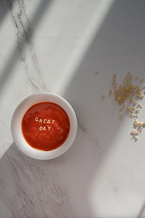 红色和白色圆形塑料容器 · 免费素材图片