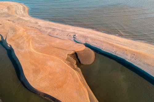 沙质海岸水面平静 · 免费素材图片