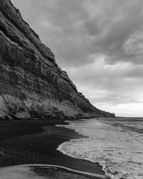 海边的落基山的灰度照片 · 免费素材图片