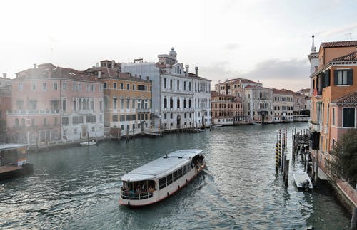 威尼斯水道与老建筑和渡轮 · 免费素材图片