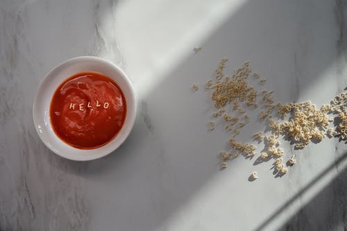 白色陶瓷杯中的红色液体 · 免费素材图片