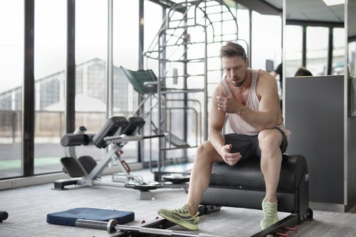 在现代健身中心举重锻炼后休息的累肌肉男运动员 · 免费素材图片