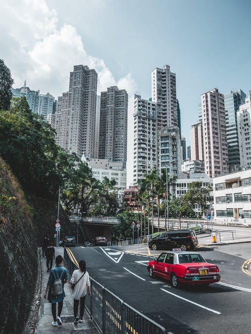 在市区的现代高层建筑附近的柏油路 · 免费素材图片