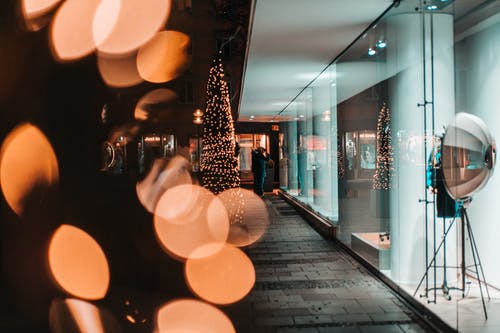 圣诞假期展示轻型现代商铺 · 免费素材图片