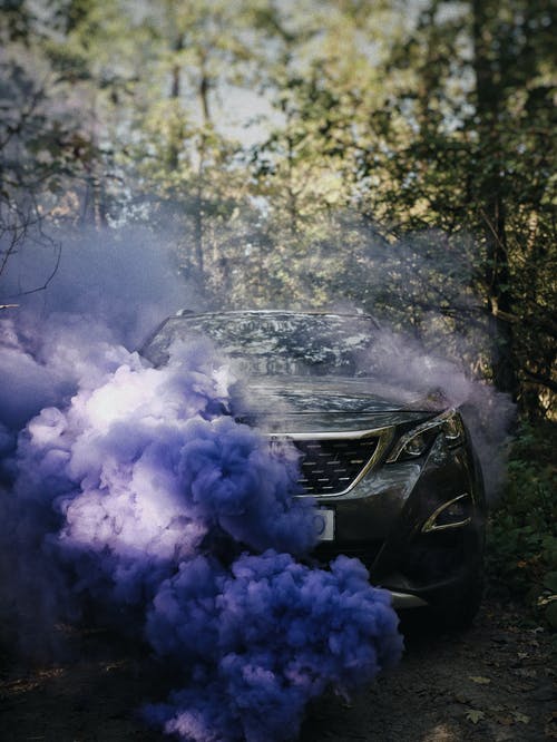 从车里出来的蓝烟 · 免费素材图片