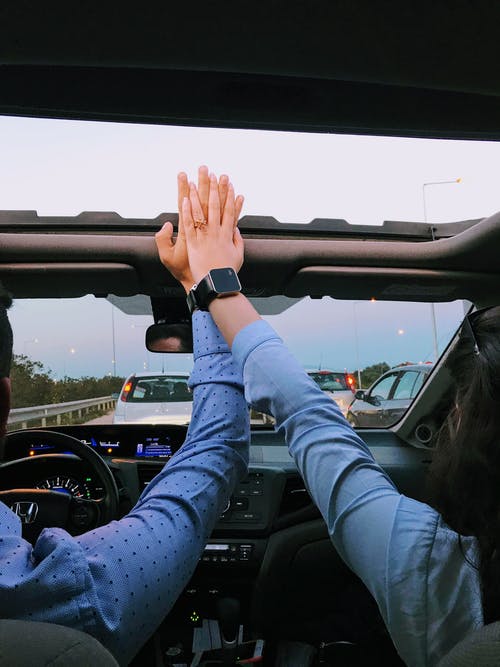 蓝色长袖衬衫驾驶汽车的人 · 免费素材图片