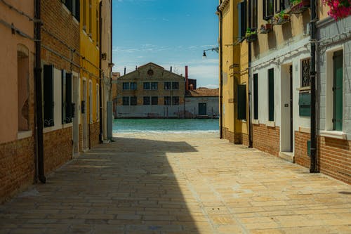 蓝蓝的天空下的棕色混凝土建筑 · 免费素材图片