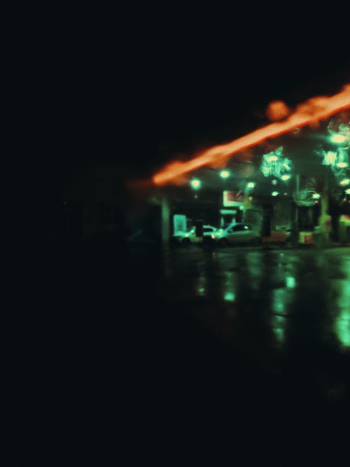 晚上在街上停着的汽车发光霓虹灯 · 免费素材图片