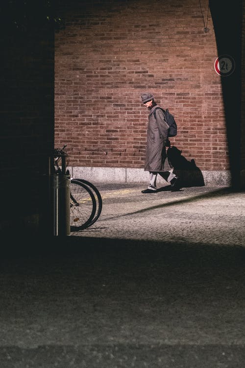 在市区的街道上行走的优雅男子 · 免费素材图片