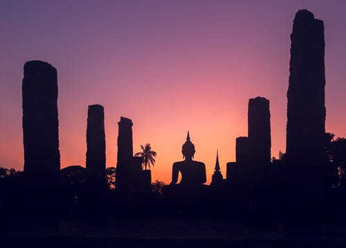 大佛雕像的雄伟落日的天空 · 免费素材图片