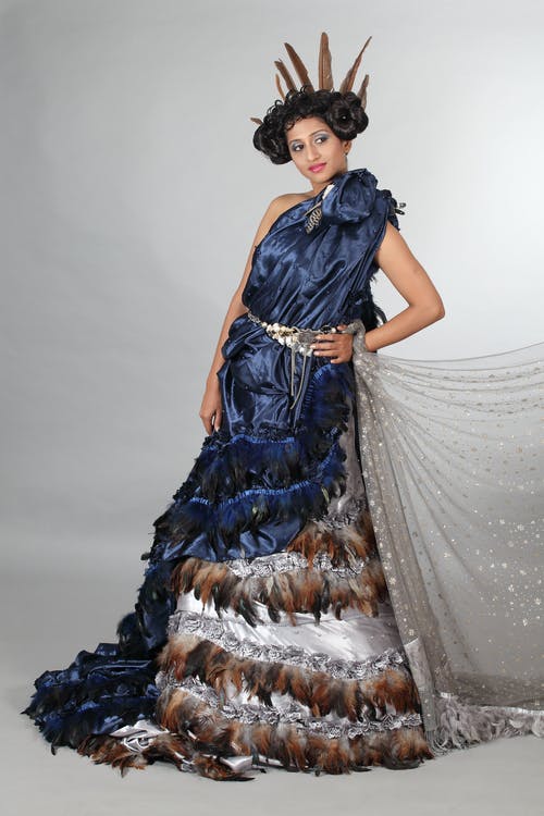 蓝色和棕色衣服的女人 · 免费素材图片