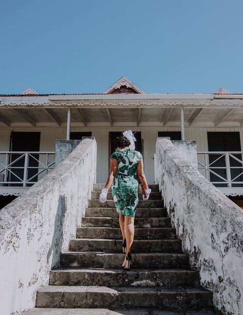 绿色和白色的花裙子，在灰色的混凝土楼梯上行走的女人 · 免费素材图片