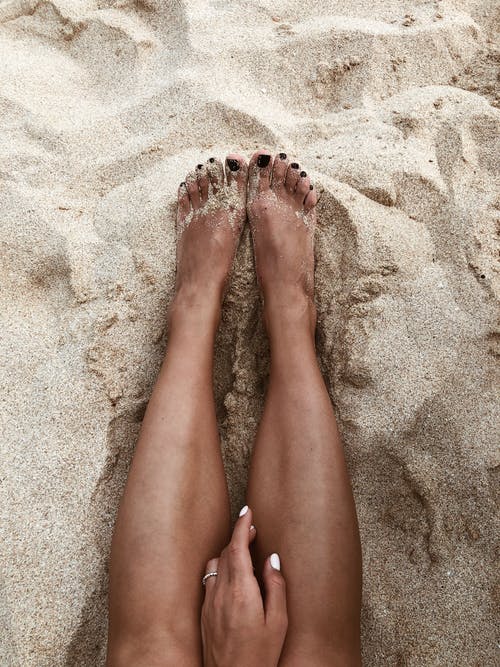 棕沙上的人脚 · 免费素材图片