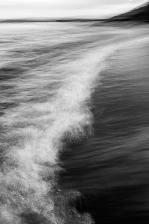 海浪的灰度照片 · 免费素材图片