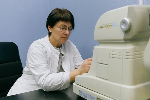 女眼科医生在医生办公室使用自动角膜曲率计 · 免费素材图片