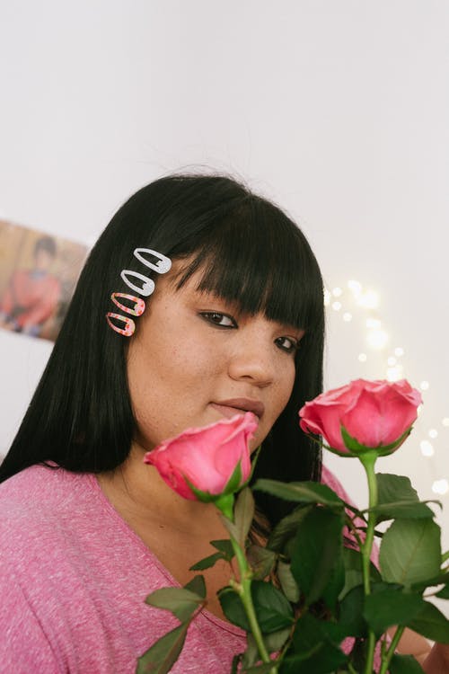 嫩大码女性，盛开的粉红玫瑰 · 免费素材图片