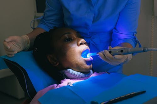 在现代临床中治疗牙齿的年轻族裔女性患者 · 免费素材图片