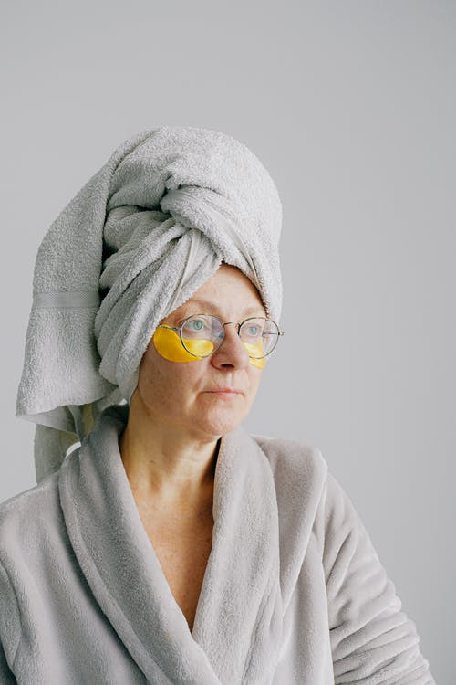 眼罩和眼镜的中年女子 · 免费素材图片