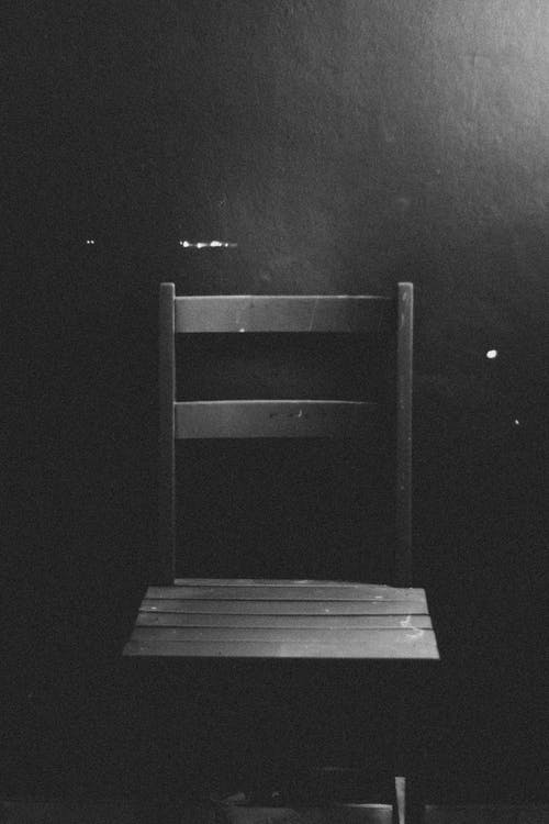 在黑暗的房间里的木椅 · 免费素材图片