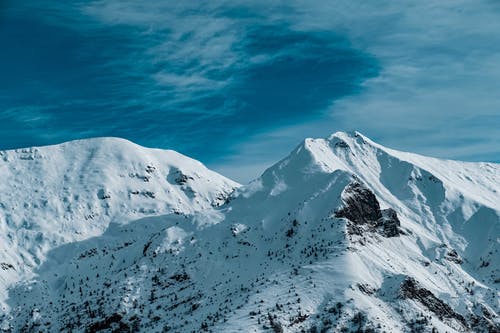 雪覆盖山在蓝蓝的天空下 · 免费素材图片