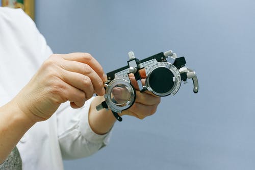 作物匿名医生显示眼科设备 · 免费素材图片