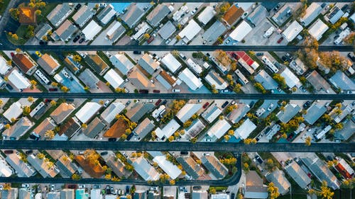 住宅大楼和高速公路的无人机视图在白天 · 免费素材图片