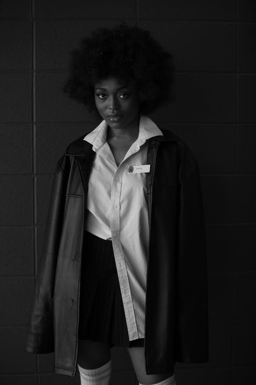 白衬衫和皮夹克的时尚年轻族裔女人 · 免费素材图片