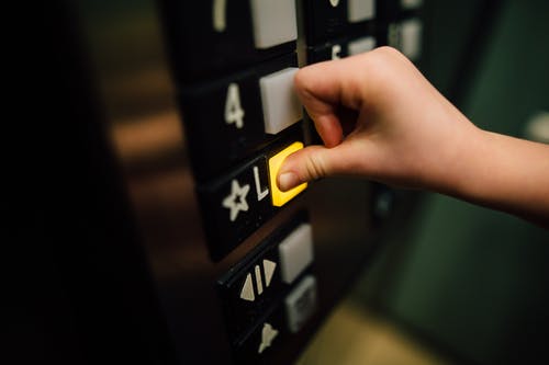 电梯的匿名人按下按钮 · 免费素材图片