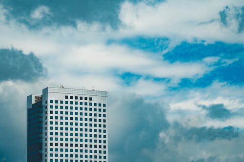 多云的天空，在当代商务楼 · 免费素材图片