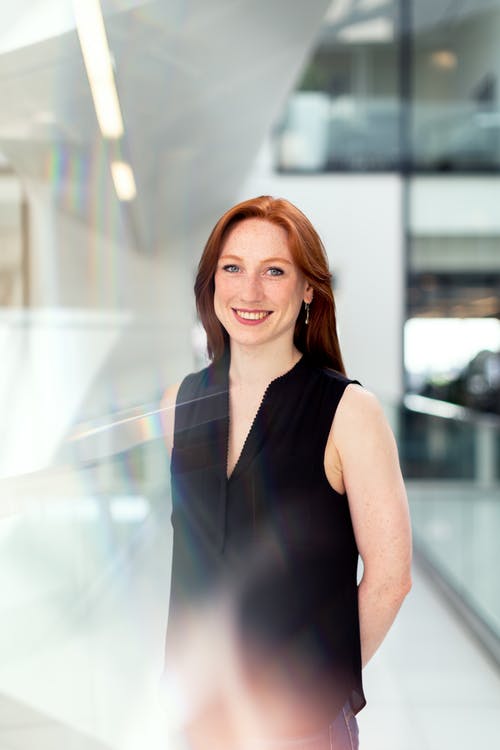 黑色无袖上衣的女人 · 免费素材图片