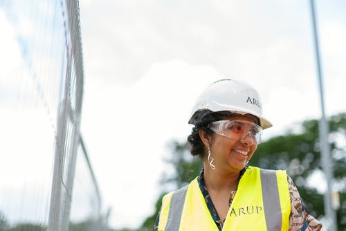 安全帽和黄色背心的女工程师 · 免费素材图片