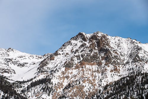 雪覆盖山在蓝蓝的天空下 · 免费素材图片