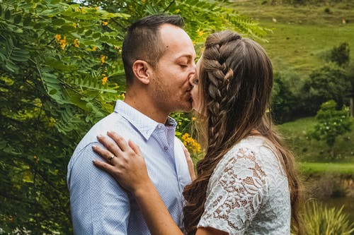 浪漫的情侣在盛开的花园里接吻 · 免费素材图片