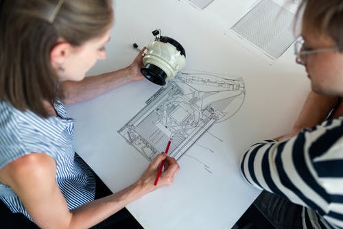 女工程师设计设备 · 免费素材图片