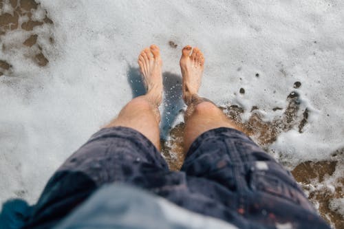 庄稼人在挥舞着海的湿沙上跳跃 · 免费素材图片
