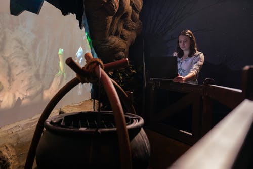 女工程师设计主题公园游 · 免费素材图片