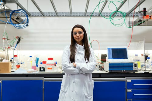 女化学工程师在实验室的肖像 · 免费素材图片
