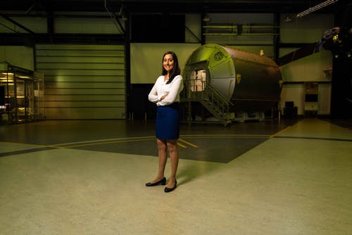 机库中的女性太空运营工程师 · 免费素材图片