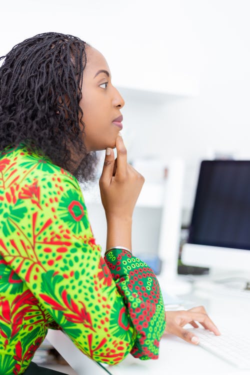 红色和白色的花卉长袖衬衫的女人 · 免费素材图片