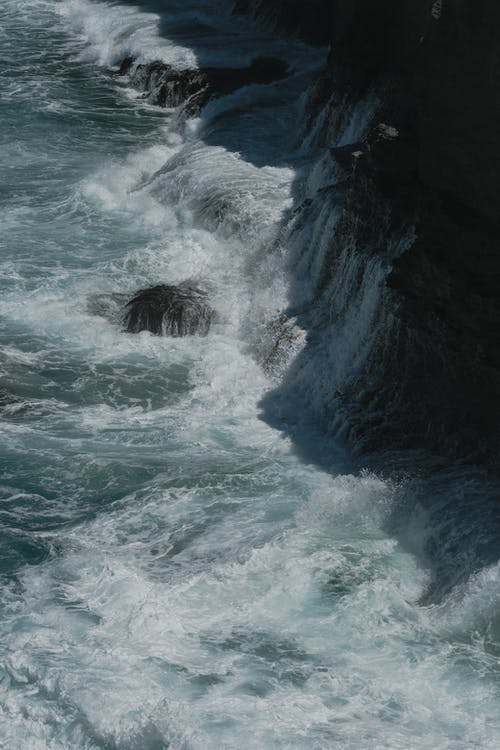 有关悬崖, 撞击波浪, 水的免费素材图片